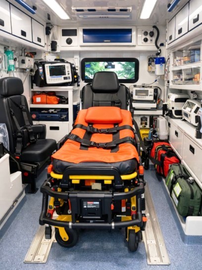 Ambulance smur avec équipements d'urgence