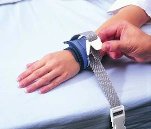Contention malade agité aux urgences, précautions