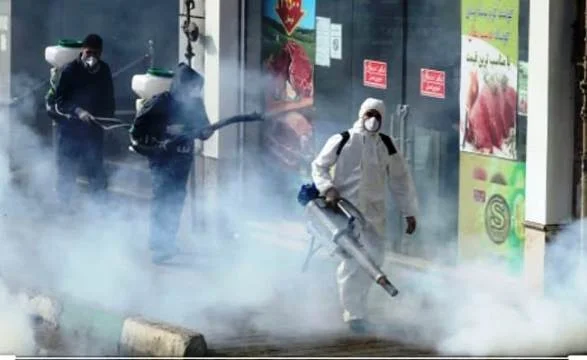 Désinfection de la rue durant l'épidémie COVID-19