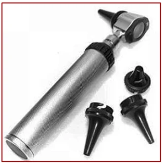 Examen du tympan de l'oreille par otoscope